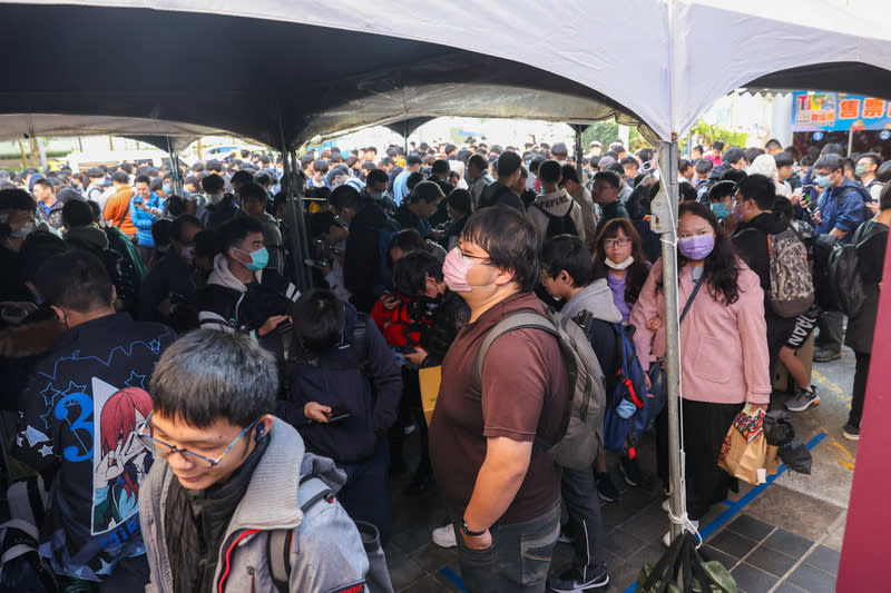第12屆台北國際動漫節1日上午在世貿1館盛大開幕， 一早館外就擠滿了大量人潮，等候排隊入場。 中央社記者鄭清元攝  113年2月1日