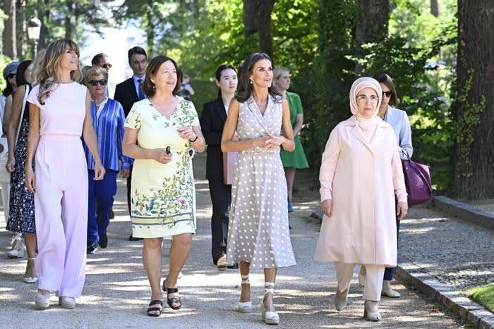 La reina con las primeras damas de la OTAN en Segovia