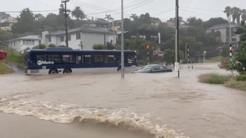 奧克蘭短時間內降下豪雨，車輛只能在滂沱大水中艱難前進。（圖／翻攝自@JoOttey推特）