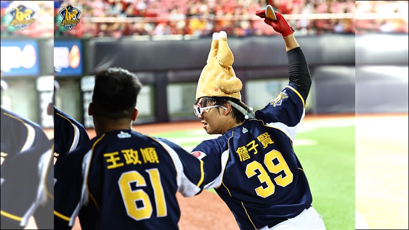 詹子賢開轟後將「烤雞身體」戴在頭上，並在鏡頭前比出黃飛鴻經典手勢慶祝。（圖／翻攝自兄弟Fans Club臉書）