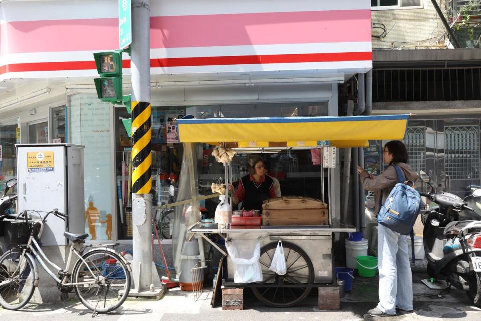 豬血糕攤車每天風雨無阻現身德惠街上。