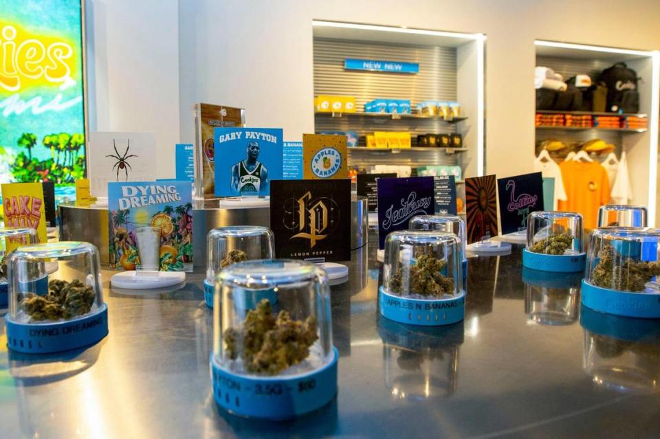 Diferentes tipos de marihuana dentro de contenedores de exhibición durante la gran apertura de Cookies Miami, el primer y único dispensario de marihuana de propiedad de minorías de la Florida, en Miami, Florida, el sábado 13 de agosto de 2022.