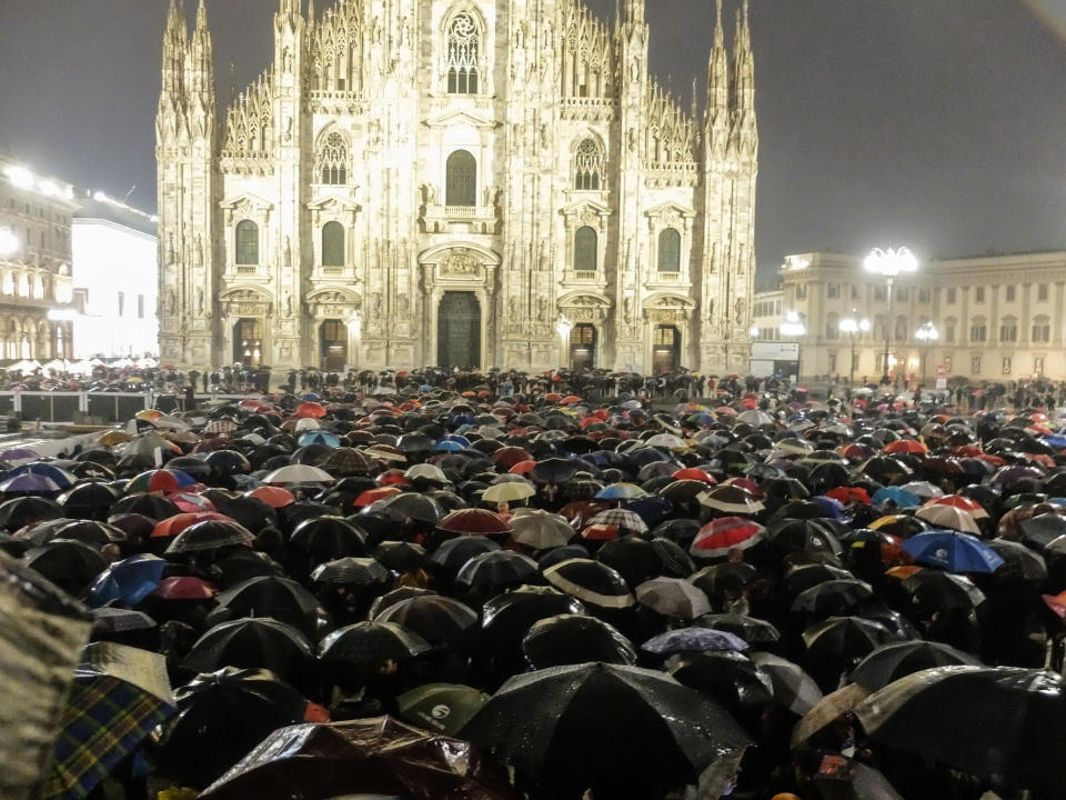 25mila sotto la pioggia per dire "Milano non si lega". Le Sardine nuotano e si prendono piazza Duomo. Roberto Saviano: "Una piazza non contro, ma per i diritti". Mattia Santori, fondatore del movimento: "Restiamo lontani dalla politica ma saremo sempre più nelle piazze".