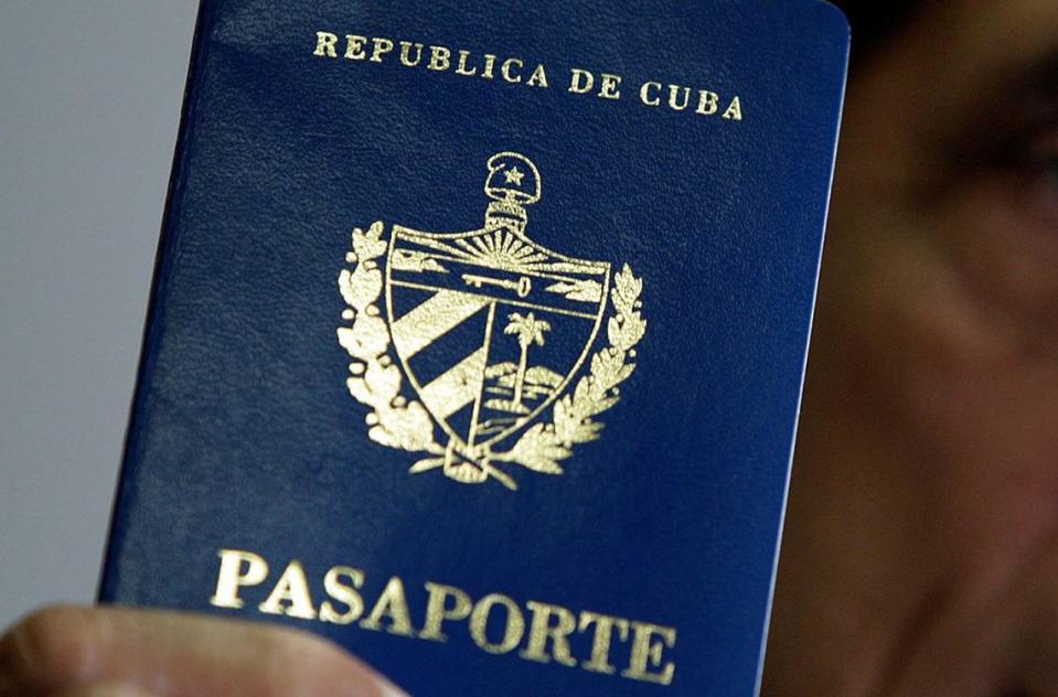 Los ciudadanos cubanos que quieran viajar sin visado necesitan tener el pasaporte vigente.