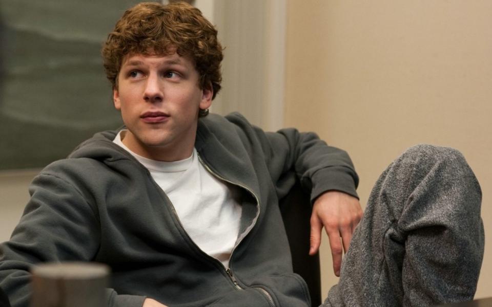 ... einen wesentlich jüngeren allerdings: Arrogant, genial, komplexbehaftet gibt 2010 in "The Social Network" (erhältlich auf DVD und BD) ein hervorragender Jesse Eisenberg den Facebook-Gründer Mark Zuckerberg. Und trifft sein Vorbild durchaus auch optisch. (Bild: Sony)