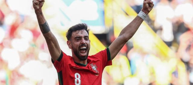 Bruno Fernandes open to hearing proposal from Saudi Arabia – report - Yahoo  Sports