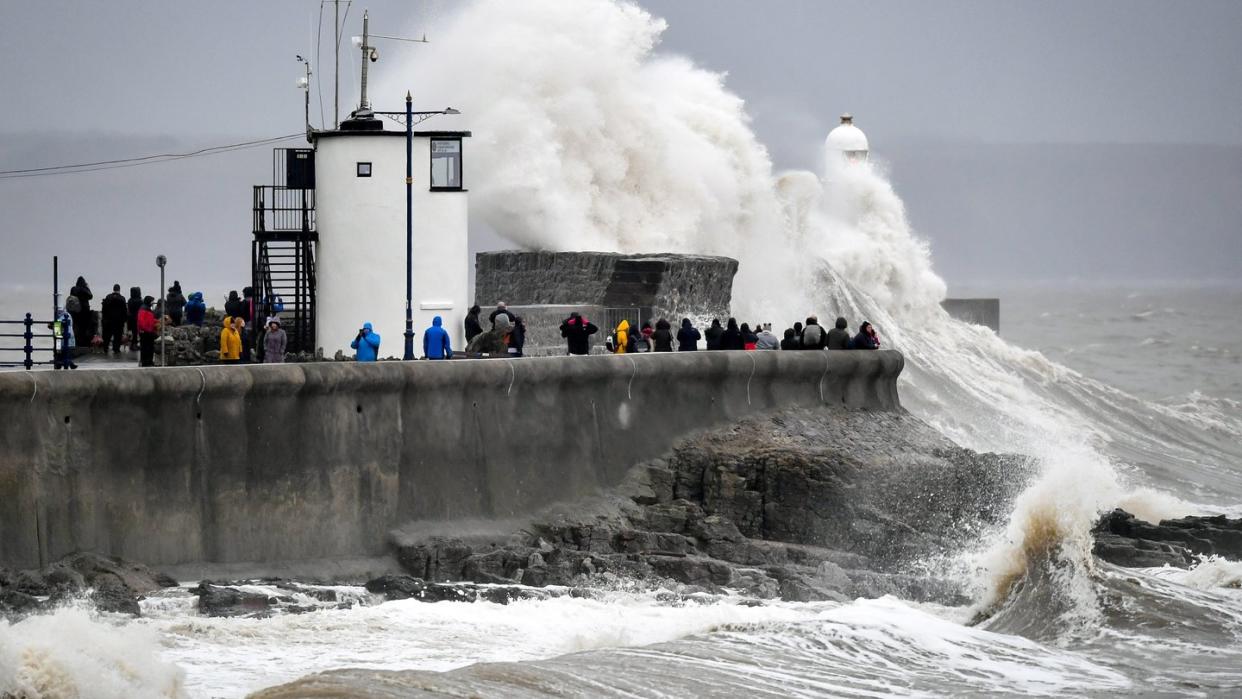 In Großbritannien stürmt es bereits: Wellen schalgen gegen die Hafenmauer von Porthcawl in Wales.