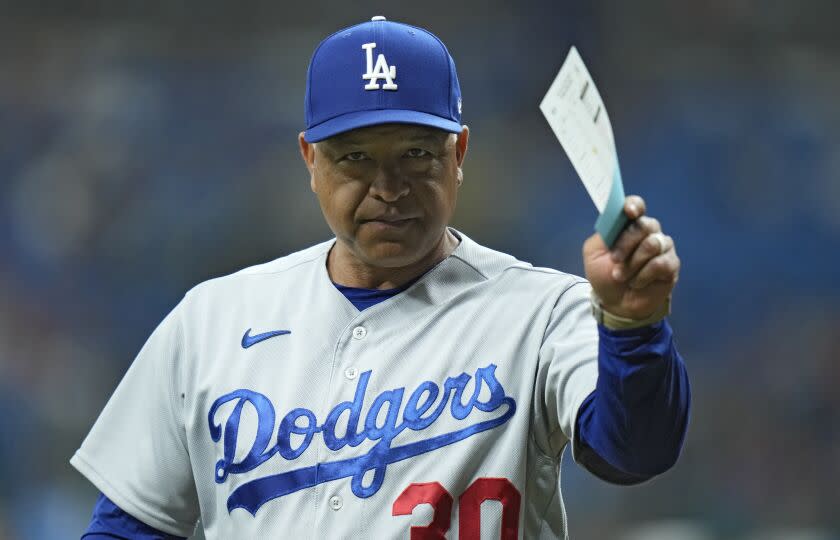 El mánager de los Dodgers de Los Ángeles, Dave Roberts, antes de un partido de béisbol contra los Rays de Tampa Bay el viernes 26 de mayo de 2023 en St. Petersburg, Florida (AP Photo/Chris O'Meara)