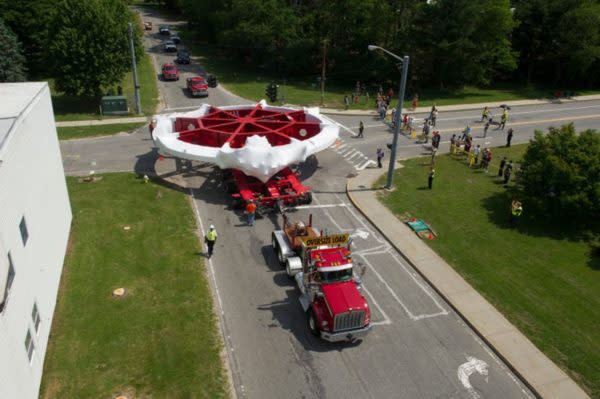 Ein riesiger Elektromagnet beginnt 2013 seine 5.000 Kilometer lange Reise vom Brookhaven National Laboratory in Long Island, New York, zum Fermilab in Batavia, Illinois.