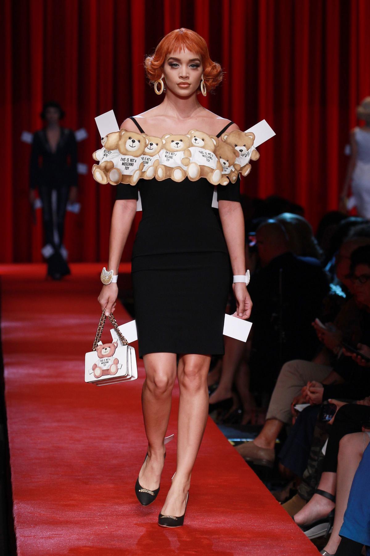 An accessoires look on the runway at Louis Vuitton's fall 2009 show News  Photo - Getty Images