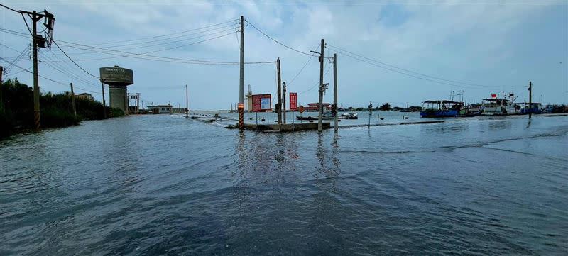 雲林爆發20年來最嚴甕海水倒灌，連已經墊高的地基跟堤岸，都被淹沒。（圖／翻攝自鄉民代表王溪邊臉書粉專）