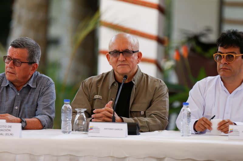 Foto de archivo. El Alto Comisionado para la Paz de Colombia, Iván Danilo Rueda, y los comandantes del Ejército de Liberación Nacional (ELN), Pablo Beltrán y Antonio García, asisten a una rueda de prensa, en Caracas