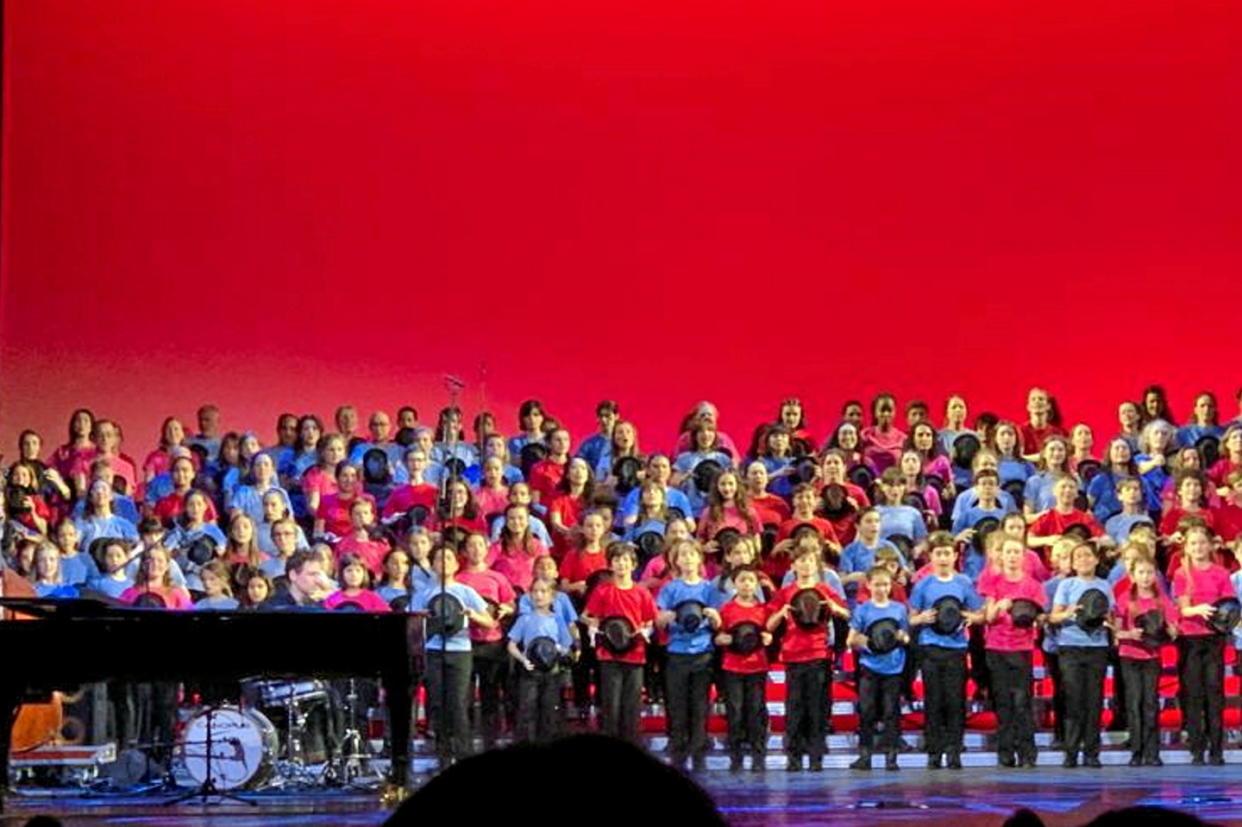 Le chœur de scène et le chœur d'enfants Sotto Voce à l'œuvre, sur la scène du théâtre du Châtelet, en avril 2023.   - Credit:Théâtre du Châtelet