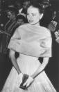 Aber nicht nur Audrey Hepburn galt zu Recht als ein der elegantesten Frauen ihrer Ära, wie dieses Bild von der Oscar-Verleihung 1956 beweist. Zu der erschien Grace Kelly in einem traumhaften Kleid mit bodenlangem Tellerrock, eingewirktem Blumenmuster und einem kleinen Seiden Capelet. (Bild-Copyright: Associated Press)