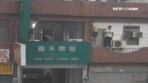 嫌犯爬窗出來，站在屋簷邊不敢跳，因為下面還有人舉槍威嚇。