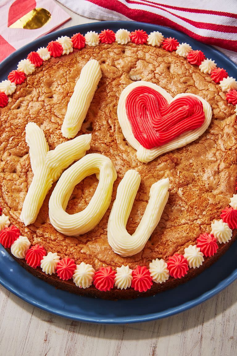 <p>Recreating this giant Millie's Cookie Cake is pretty much one of the best things we've ever done! 😍</p><p>Get the <a href="https://www.delish.com/uk/cooking/recipes/a30607067/millies-cookies-recipe/" rel="nofollow noopener" target="_blank" data-ylk="slk:Millie's Cookie;elm:context_link;itc:0" class="link ">Millie's Cookie</a> recipe.</p>