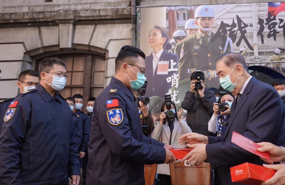 李棟樑致贈保暖襪給憲兵211營官兵。（記者羅廣仁攝）                               