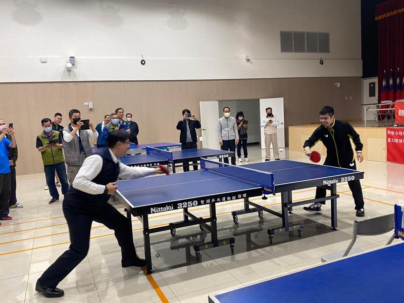 鼓山分局邀來「台灣桌球教父」莊智淵進行友誼賽，與分局長蔡鴻文一同開球。（鼓山分局提供）