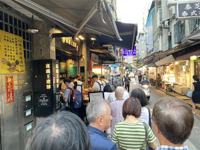 「富霸王豬腳」用餐時間大排長龍。