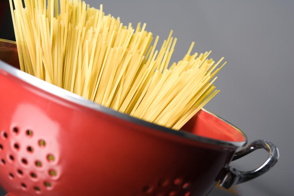 No se puede enjuagar la pasta con agua después de escurrida, ya que perdería casi todo su almidón y nutrientes.