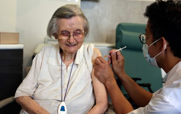 Une résidente d'un Ehpad reçoit une dose du vaccin Pfizer-BioNtech Covid-19 à Paris, le 13 septembre 2021 (photo d'illustration). (Photo: THOMAS COEX via Getty Images)