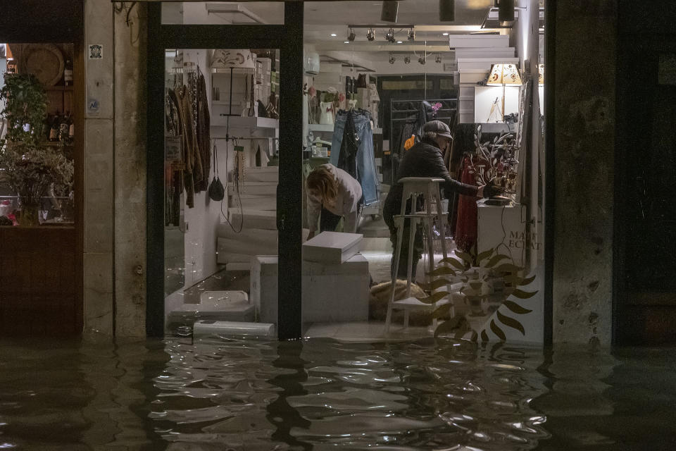 L'Amministrazione comunale di Venezia presenterà richiesta di stato di crisi alla Regione Veneto. Il sindaco Brugnaro: "Tutti i cittadini e le imprese raccolgano materiale utile a dimostrare i danni subiti con fotografie, video, documenti o altro nei prossimi giorni comunicheremo le modalità precise per la richiesta di contributo". Disposta intanto la chiusura delle scuole di Venezia e isole di ogni ordine e grado. (Photo by Stefano Mazzola/Awakening/Getty Images)