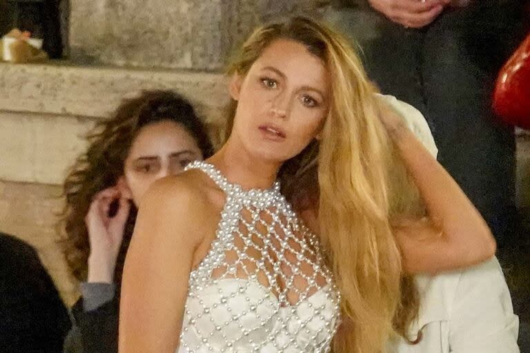 Blake Lively causó furor con un original vestido de perlas en Roma