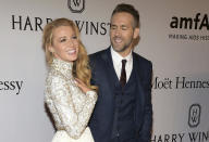 Blake Lively, izquierda, y Ryan Reynolds en la gala amfAR en Nueva York en honor a Harvey Weinstein en Nueva York en una fotografía de archivo del 10 de febrero de 2016. Reynolds reveló en el programa "Conan" de TBS el 3 de noviembre de 2016 que su nueva bebé con Lively es una niña. (Foto Charles Sykes/Invision/AP, archivo)