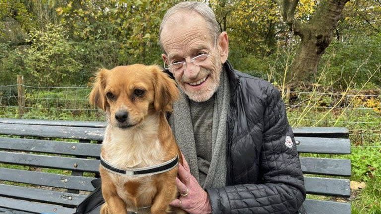 Theo Nienhuijs, de 74 años, dice que un plan que lo emparejó con el perro Bickel significa que la gente ahora lo reconoce y lo saluda