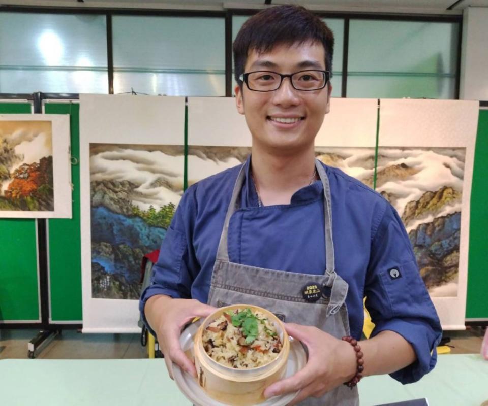 八年級的盧彥守返故鄉東山開素食小吃店，賣油飯等地方美食。（記者陳佳伶攝）