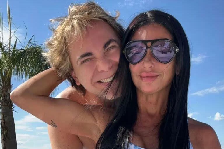 Cristian Castro y Mariela Sánchez juntos en la playa