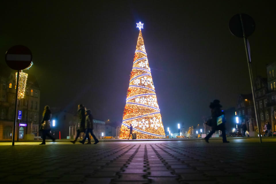 <p>Einer der schönsten Weihnachtsmärkte in Polen befindet sich in Kattowitz – und mit ihm auch einer der schönsten Weihnachtsbäume des Jahres. Prunkvoll erleuchtet das Schmuckstück aus Tausenden von Lichtern die Straßen der oberschlesischen Metropole. (Bild: Getty Images) </p>