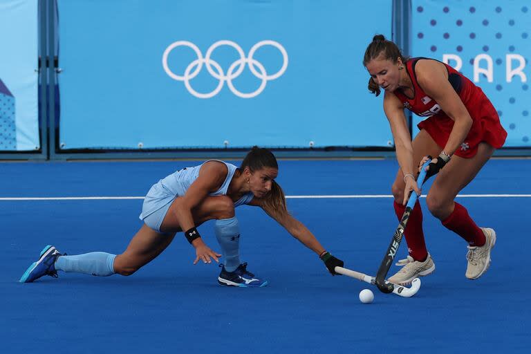 Pilar Campoy pelea la bocha en la goleada frente a Estados Unidos, en el estreno; las Leonas tienen puntaje perfecto en su zona