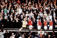 <p>英格蘭在 1966 年世界盃勇奪冠軍，1966 年 7 月 30 日，溫布萊球場，女王將雷米金盃頒贈予英格蘭隊長 Bobby Moore。(PA Images via Getty Images)</p> 