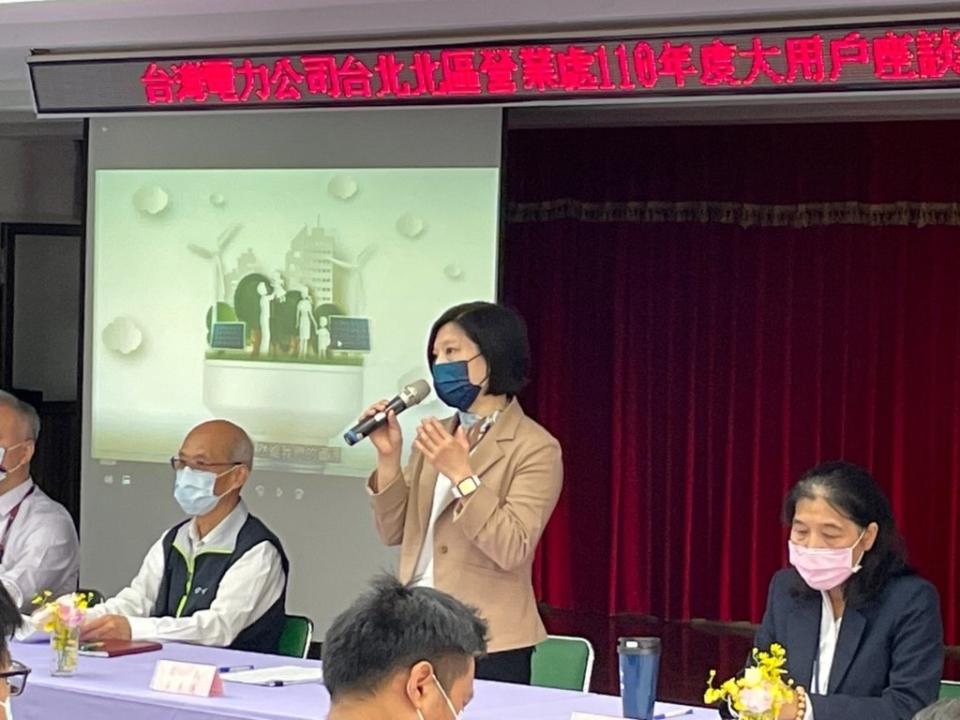 《圖說》台電北北區處長黃美蓮鼓勵用戶藉由自主用電管理，降低尖峰用電，以紓緩供電尖峰的電力調配。〈台電北北區處提供〉