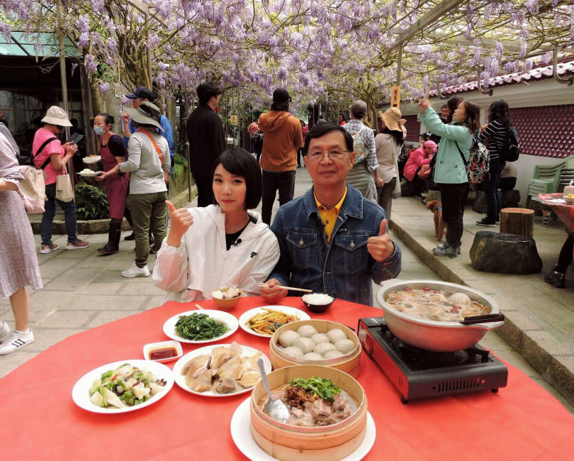   謝佑昀與彭振聲在盛開的紫藤花下用餐，品嘗產地直送的野菜美食。（圖／東森提供）