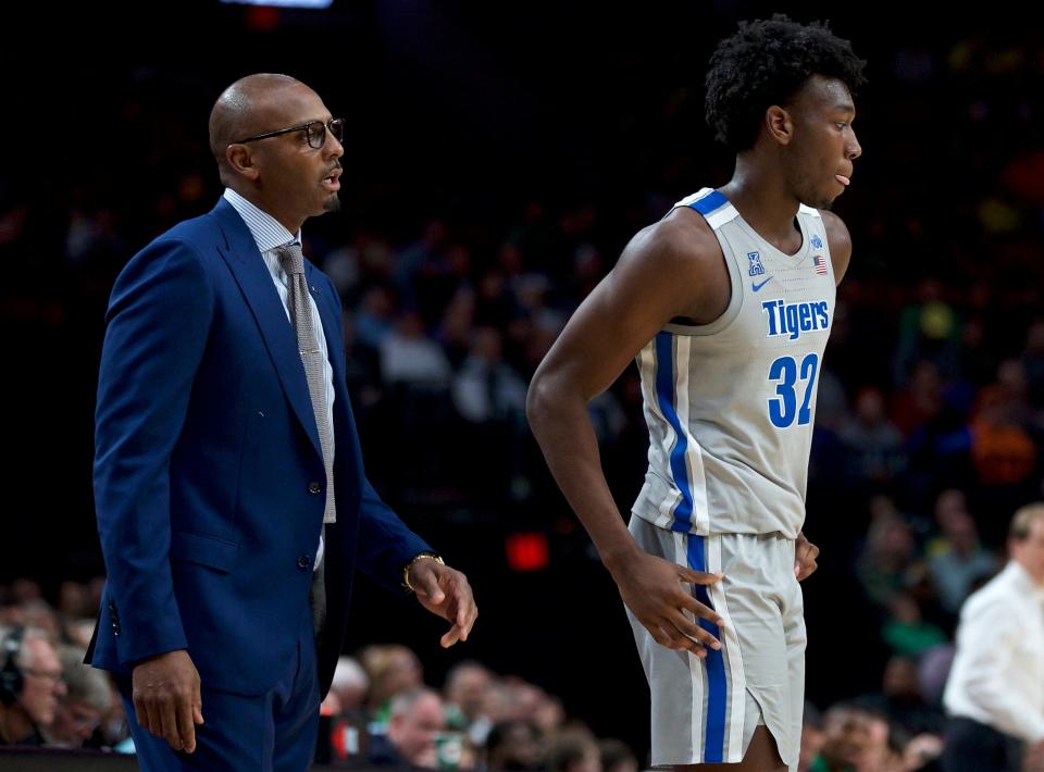 Memphis coach Penny Hardaway, left, talks to center James Wiseman during the second half of the team's NCAA college basketball game against Oregon in Portland, Ore., Tuesday, Nov. 12, 2019. Oregon won 82-74. (AP Photo/Craig Mitchelldyer)