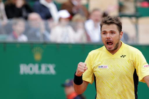 El tenista Stanislas Wawrinka celebra una jugada durante las semifinales del torneo de Montecarlo contra David Ferrer el 19 de abril de 2014 (AFP | Jean-Christophe Magnenet)