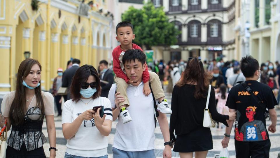 旅客在澳門議事亭前地遊覽（新華社圖片3/5/2021）