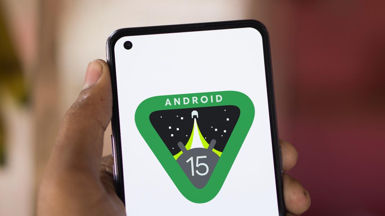  Android 15 logo on a phone, in a hand. 