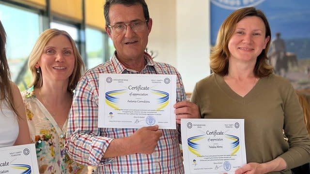 Moroz al recibir un certificado por su labor a favor de los refugiados en 2022.