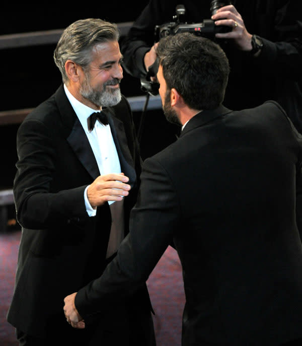 George Clooney, productor de 'Argo', celebra el premio con Ben Affleck