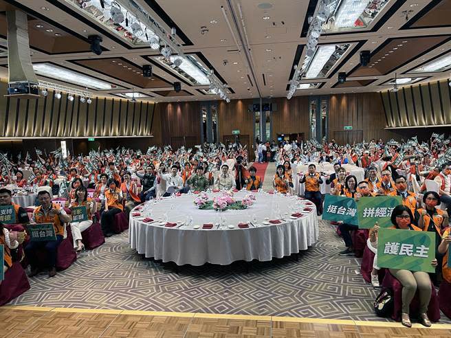 全國記帳士信賴台灣之友會今天傍晚在台南市成立，吸引來自全台各縣市500人參加。（洪榮志攝）