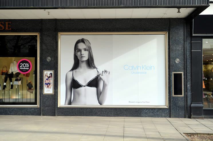 <p>Ein Calvin Klein-Plakat im Schaufenster des Kaufhauses wurde entfernt, nachdem sich Kunden darüber beschwert hatten, dass das Foto Kinder sexualisiere, obwohl es sich bei dem abgebildeten Model Lulu Tenney um eine volljährige Frau handelt. Doch die Kunden von House of Fraser in Großbritannien äußerten ihre Bedenken, dass das Model – das einen schwarzen BH trägt und an einem Träger zieht – zu jung aussieht, um so suggestiv zu posieren. (Bild: SWNS) </p>