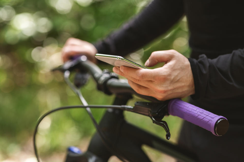 Seine Fahrradtour macht einen 30-jährigen US-Amerikaner zum Hauptverdächtigen eines Einbruchs. Oder genauer: seine Google-Bewegungsdaten. Foto: Symbolbild / gettyiamges / Prostock-Studio