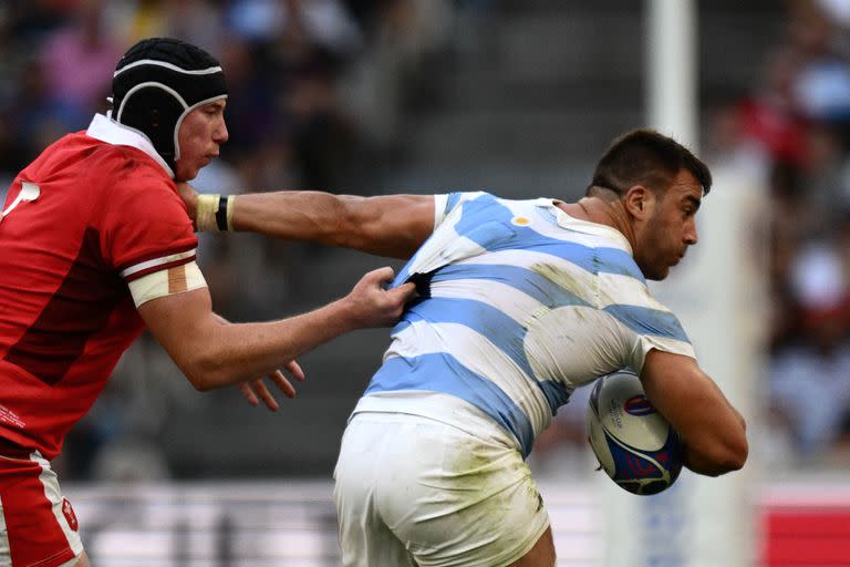 Adam Beard, de Gales, trata de contener a Facundo Isa durante el partido entre los Pumas y Gales