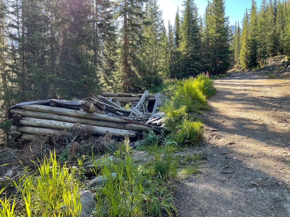 The first sign of the ghost town on the Mayflower Gulch trail.