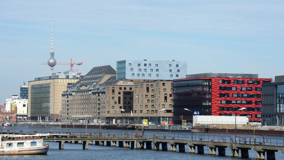 Dynamisches Berlin: Blick über die Spree auf ehemalige Industriegebäude am Osthafen und Neubauten an der Stralauer Allee.