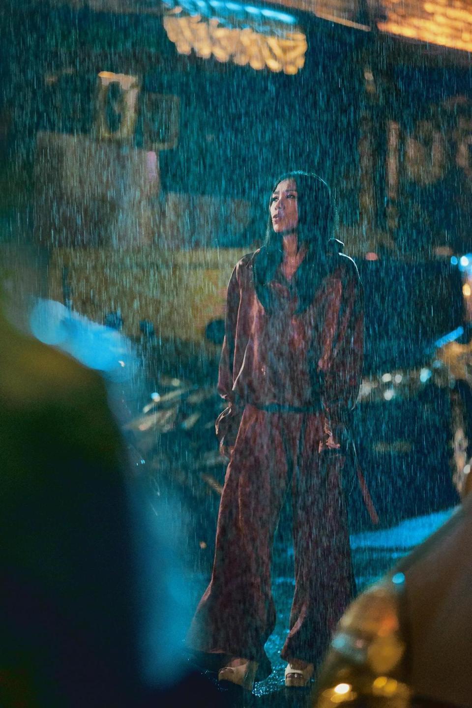 蔡健雅拍攝〈遺書〉MV挑戰一鏡到底，還得在大雨中多次淋雨。（環球提供）
