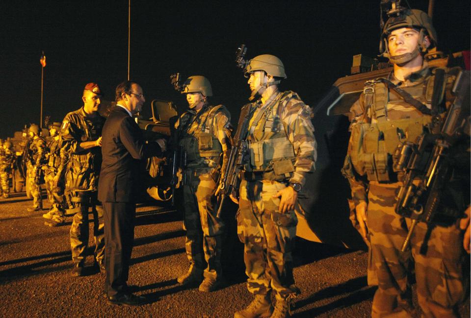 French President Francois Hollande shakes hands with a French soldier in Bangui